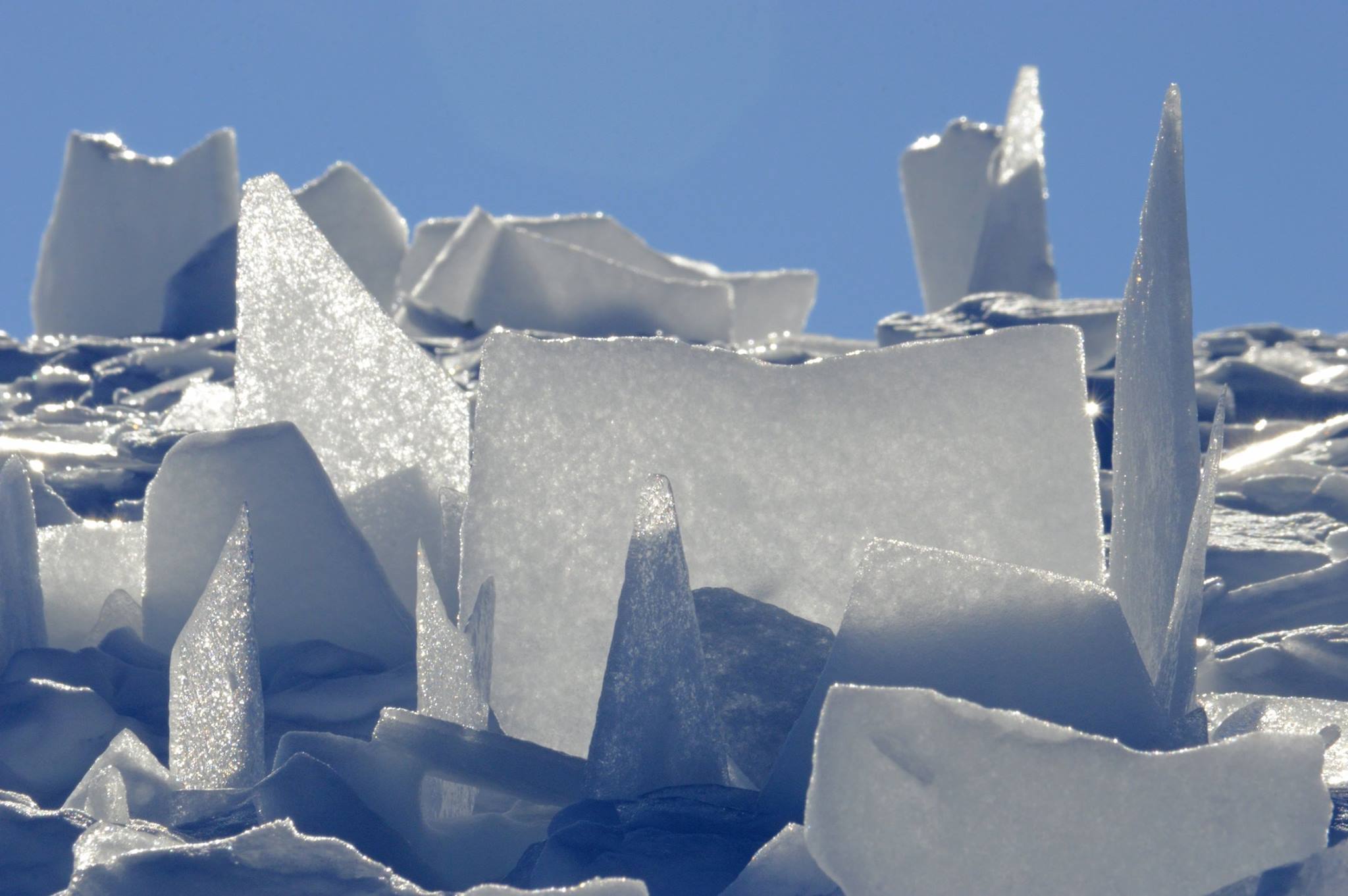 Eiskristalle sehen aus wie Wolkenkratzer und glitzern in der Sonne Eiskristalle sehen aus wie Wolkenkratzer und glitzern in der Sonne